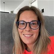 Profesora de apoyo para niños apasionada por su trabajo